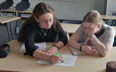 Drei Schülerinnen als „Pioniere“