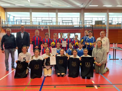 Die Teilnehmerinnen am Kreisfinale Volleyball mit Betreuerinnen, Wettkampfleiter und dem Vertreter der Sparkasse Niederbayern-Mitte